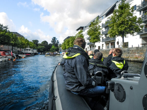 Folk nyder en havnerundfart med en RIB fra RibAlex.dk.